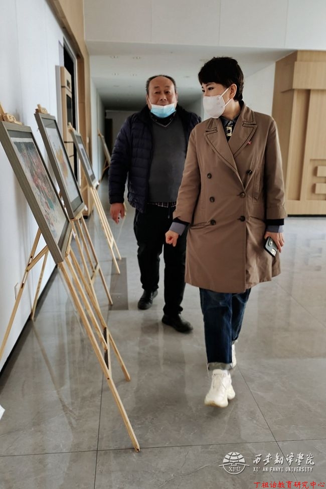 董事长丁晶参观“我心中的西译”师生作品展