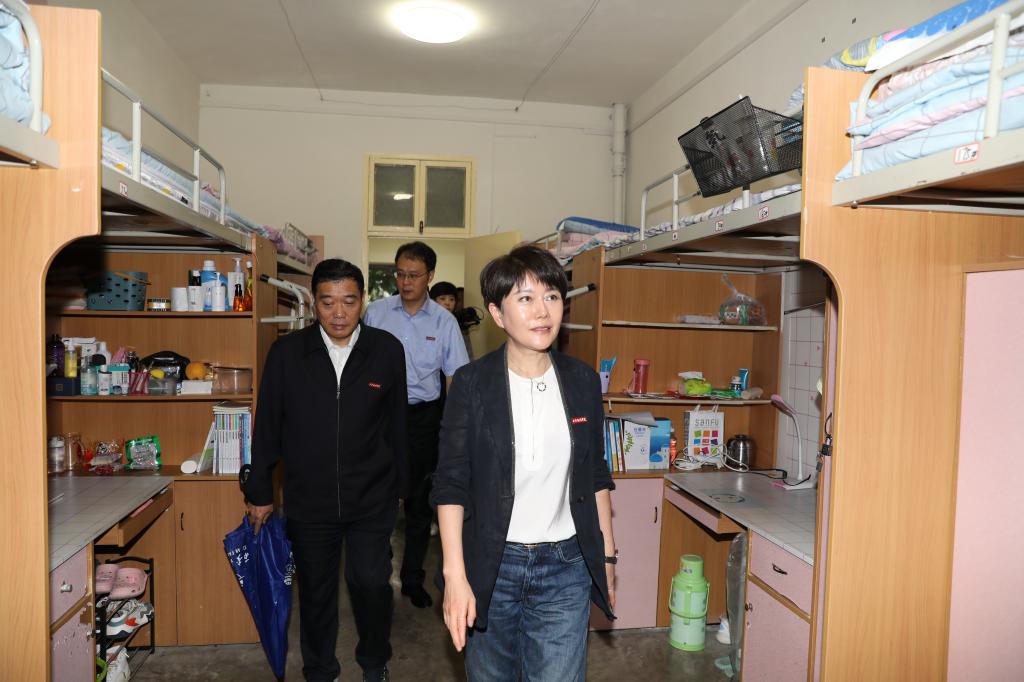 董事长丁晶赴学生公寓检查指导工作